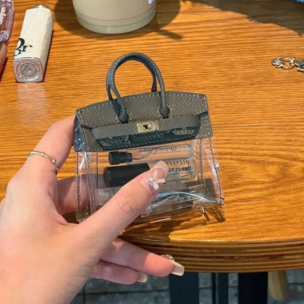 Super cute mini purse charm!